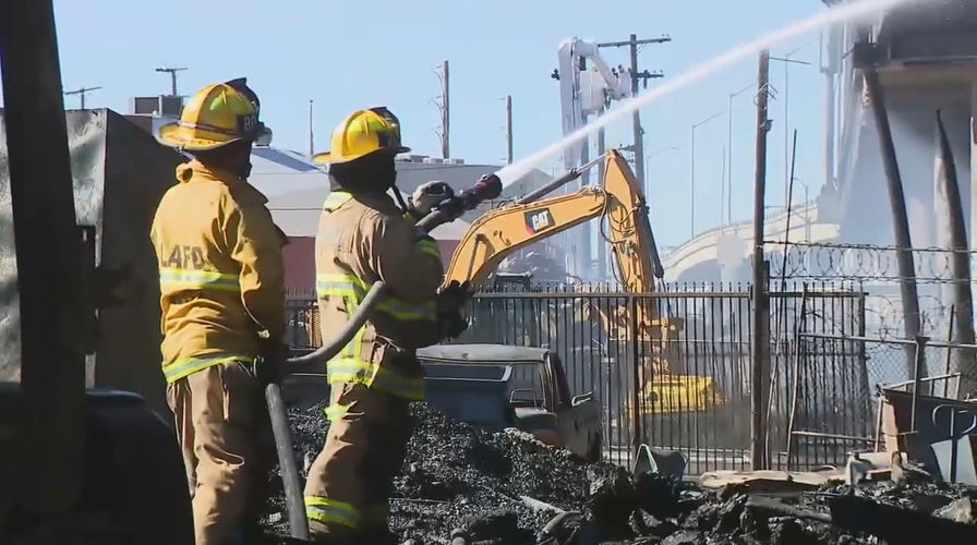 Los Angeles firefighters battle Interstate 10 freeway fire