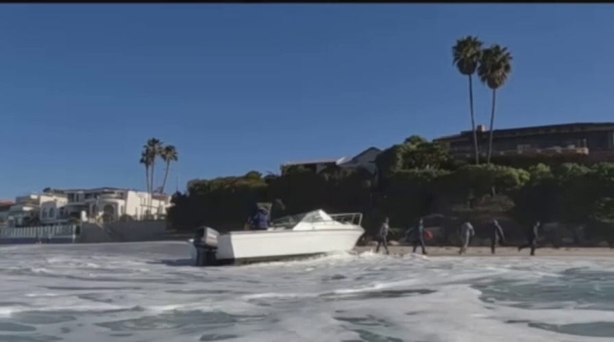 Speedboat pulls up to San Diego shore and drops off group of suspected illegal migrants