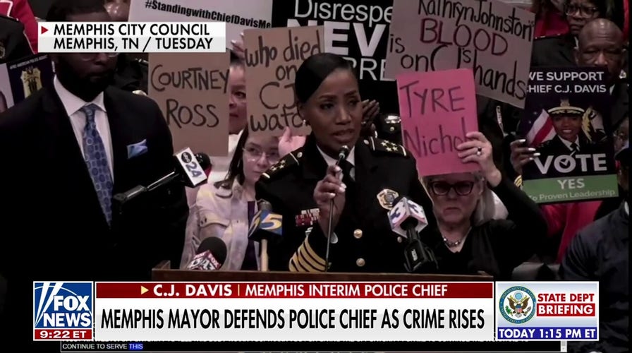 Memphis mayor defends police chief as crime rises
