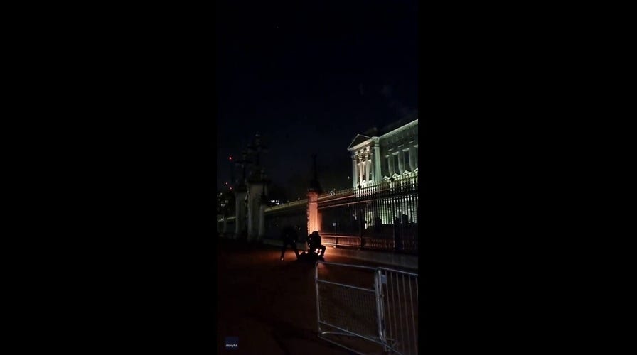 Man arrested after setting small fire outside Buckingham Palace