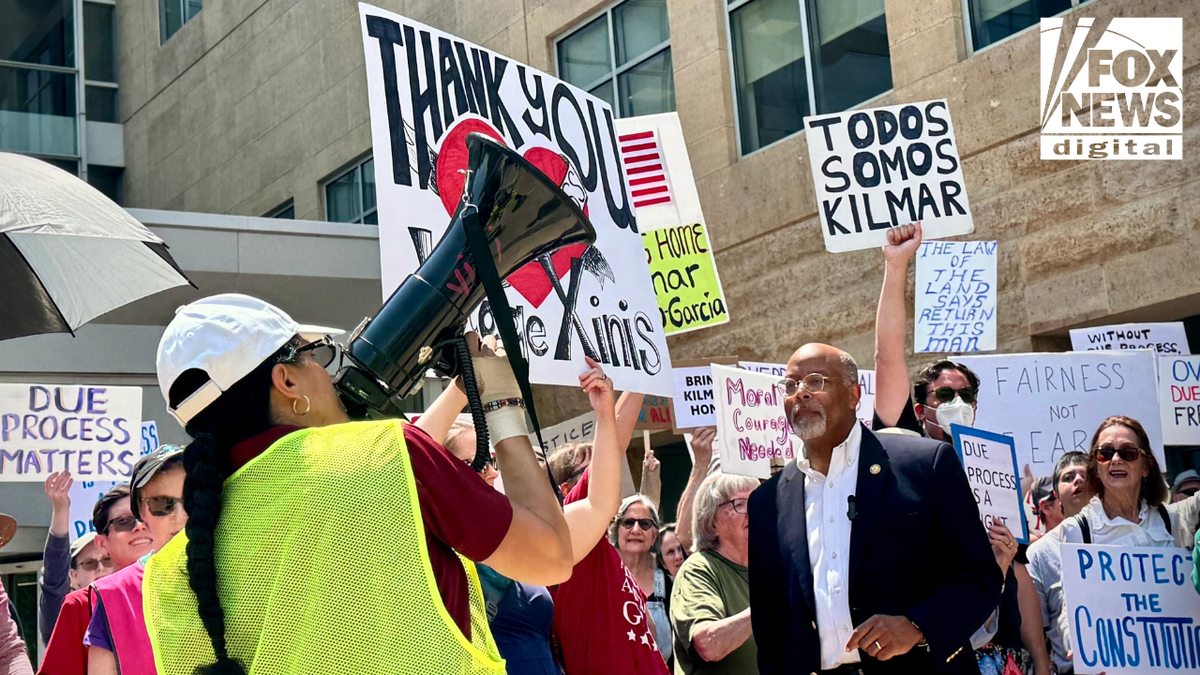 Protesters support Judge Xinis' orders against the Trump administration
