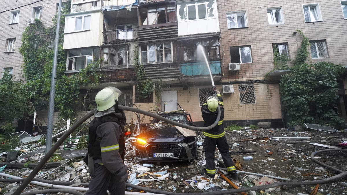 Firefighters put out fire in apartment building