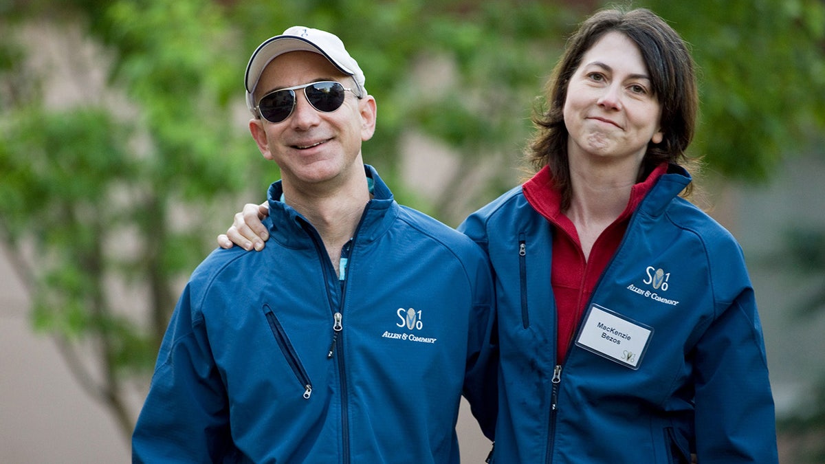 Jeff Bezos and Mackenzie Scott smiling