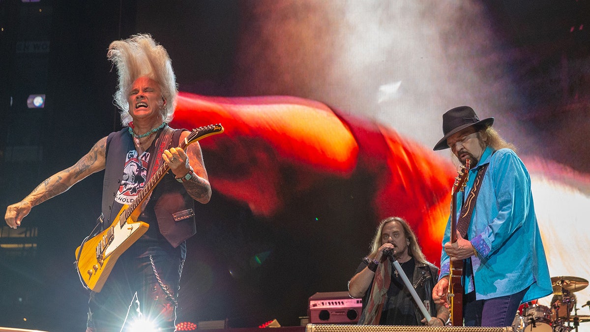 Van Zant and Medlocke performing with Rossington