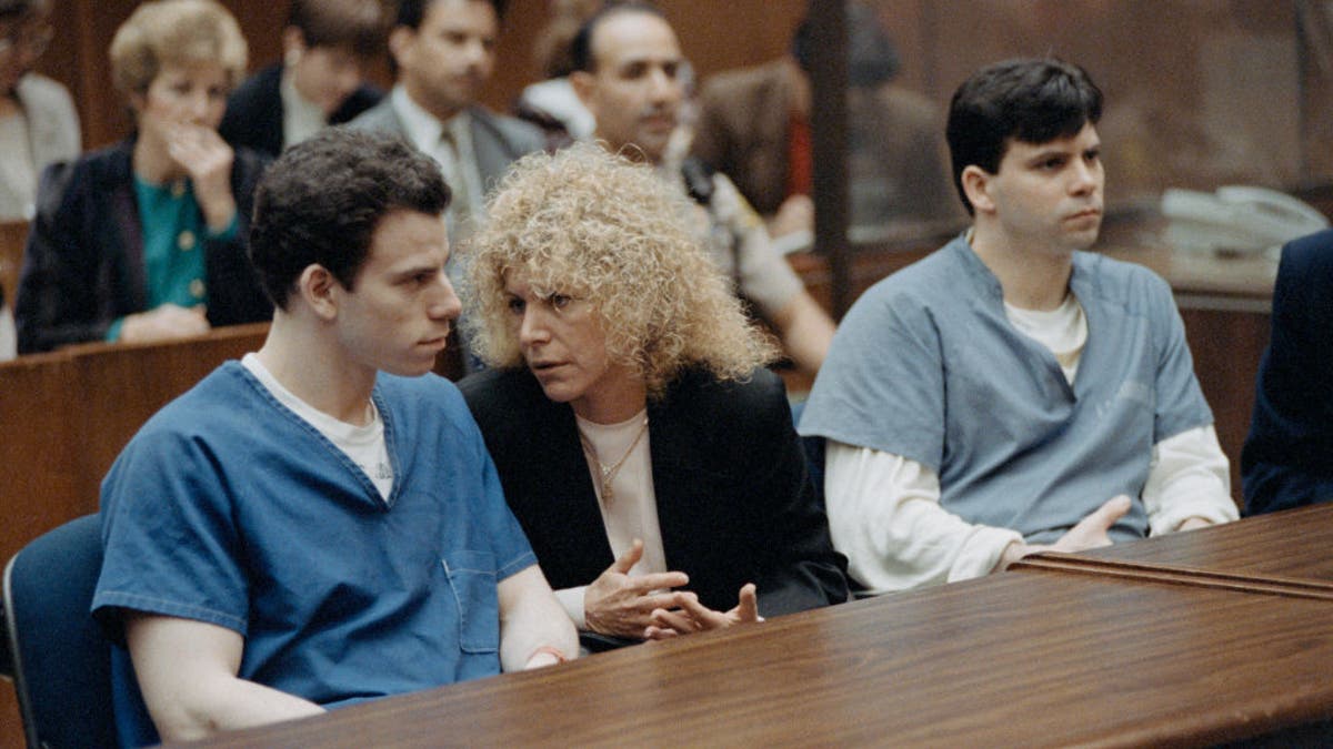 Attorney Leslie Abramson speaks with Erik Menendez during 1994 trial