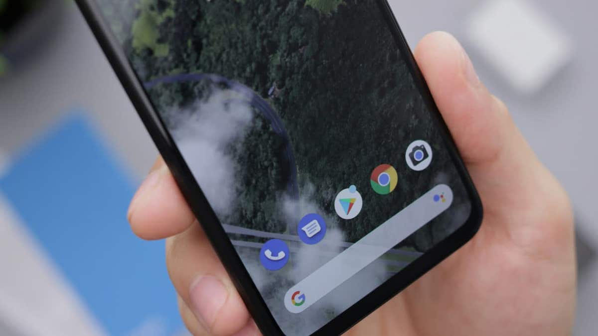 A person holding an Android phone (Kurt "CyberGuy" Knutsson)   