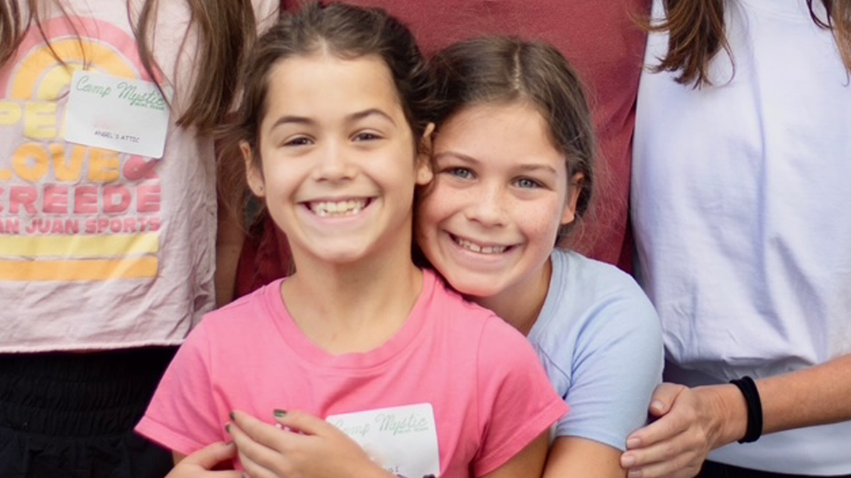 Image of 8-year-old Texas twins, Hanna Lawrence (L) and Rebecca Lawrence (R)