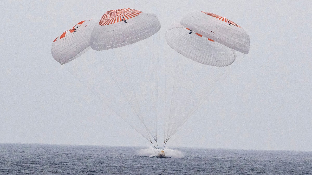 SpaceX capsule splashing down in Pacific
