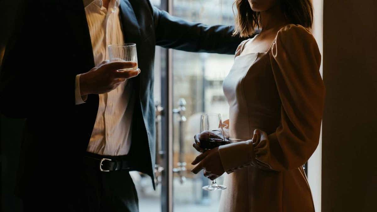 A man and a woman having drinks at a restaurant.