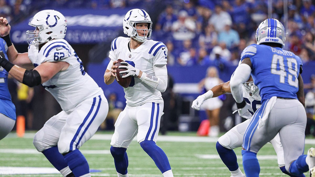 Quarterback Nick Foles drops back to pass