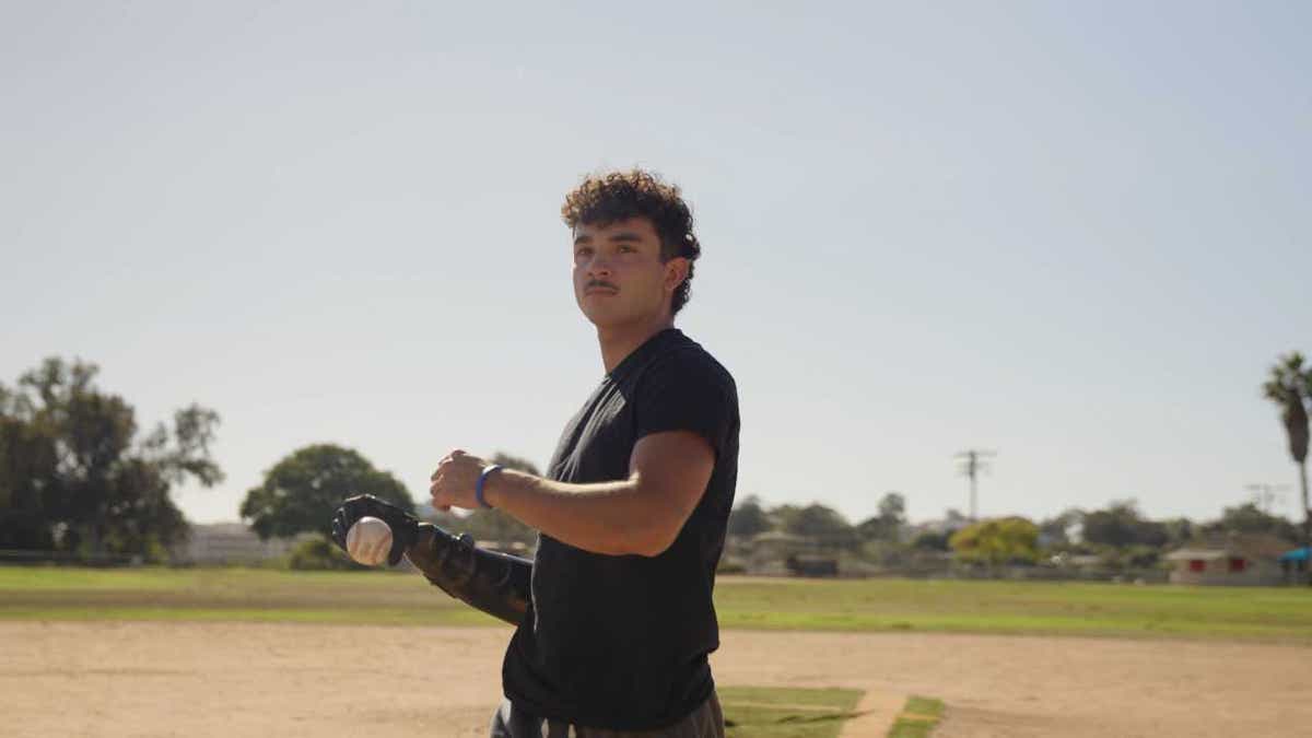 Grohsong throwing a pitch.