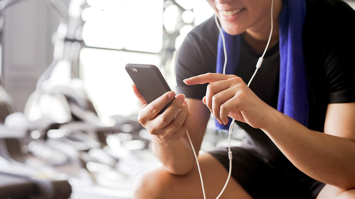 Man listening to a podcast while exercising