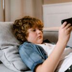 Why parents may want to delay smartphones for kids